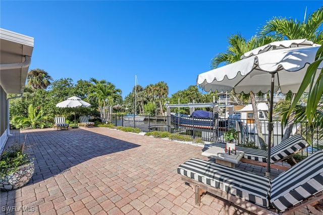 2737 Shoreview DR, Naples, FL 34112