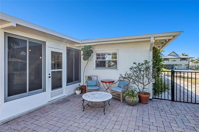 2737 Shoreview DR, Naples, FL 34112