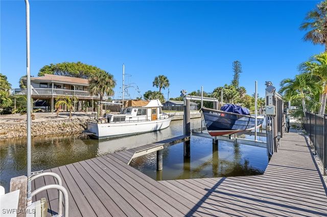 2737 Shoreview DR, Naples, FL 34112