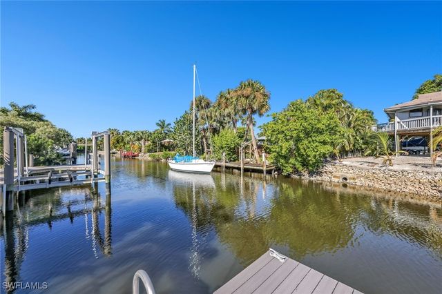 2737 Shoreview DR, Naples, FL 34112