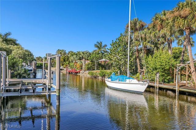 2737 Shoreview DR, Naples, FL 34112