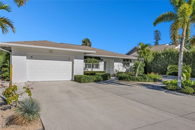 2737 Shoreview DR, Naples, FL 34112