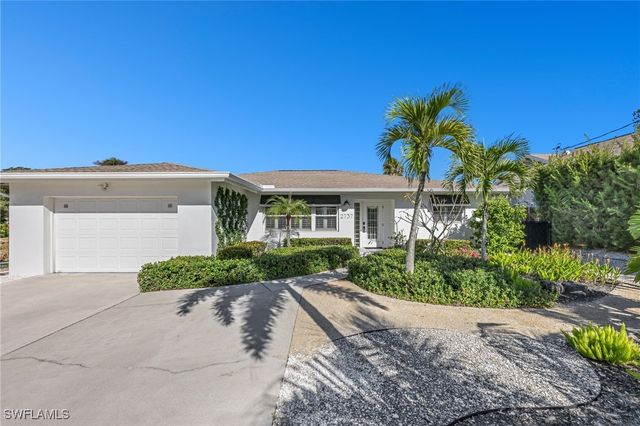 2737 Shoreview DR, Naples, FL 34112