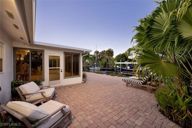 2737 Shoreview DR, Naples, FL 34112