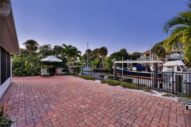 2737 Shoreview DR, Naples, FL 34112