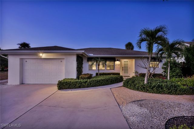 2737 Shoreview DR, Naples, FL 34112