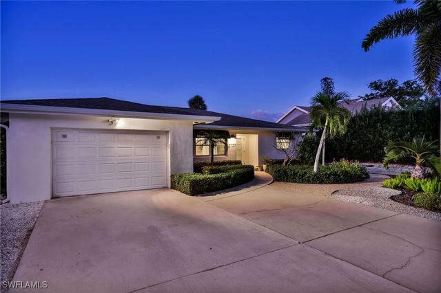 2737 Shoreview DR, Naples, FL 34112