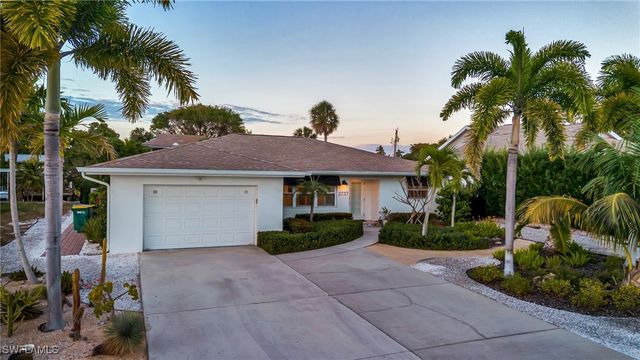 2737 Shoreview DR, Naples, FL 34112