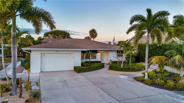 2737 Shoreview DR, Naples, FL 34112