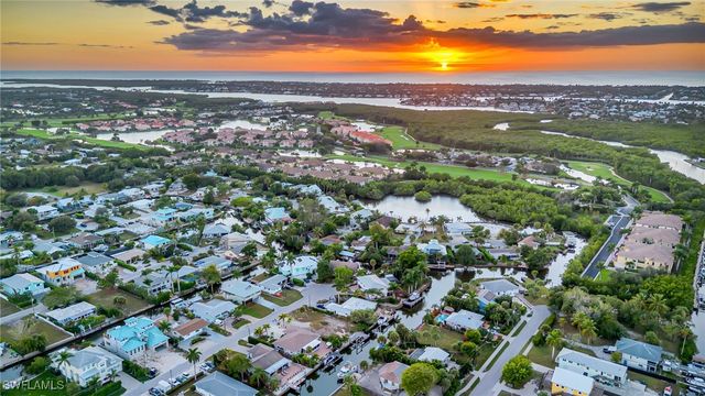 2737 Shoreview DR, Naples, FL 34112