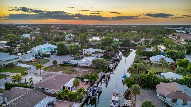 2737 Shoreview DR, Naples, FL 34112