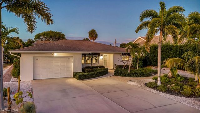2737 Shoreview DR, Naples, FL 34112