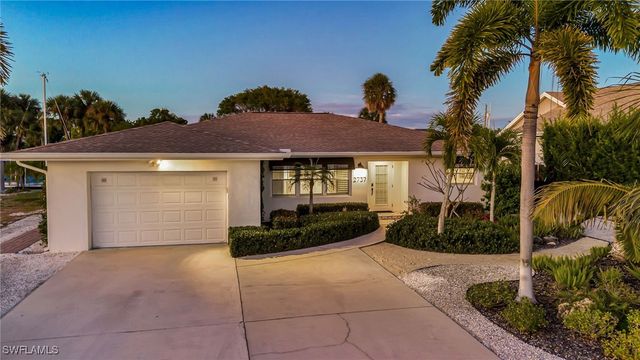 2737 Shoreview DR, Naples, FL 34112