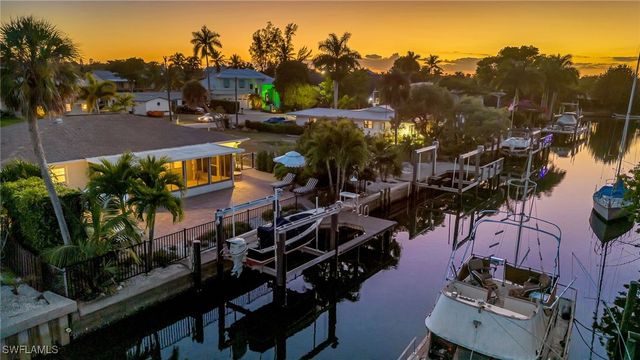 2737 Shoreview DR, Naples, FL 34112