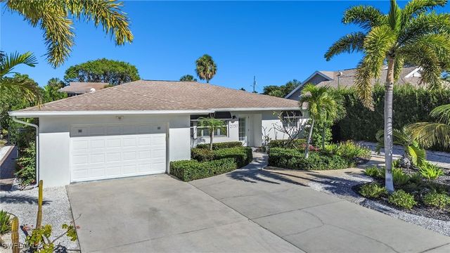 2737 Shoreview DR, Naples, FL 34112