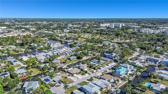 2737 Shoreview DR, Naples, FL 34112