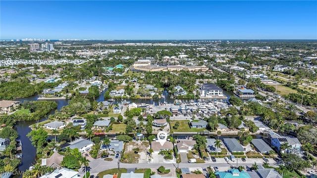 2737 Shoreview DR, Naples, FL 34112