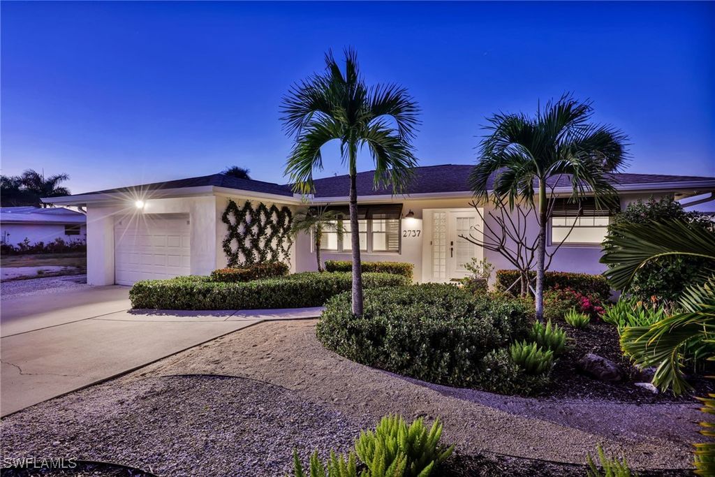 2737 Shoreview DR, Naples, FL 34112