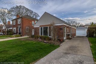 1423 Hollywood Avenue, Grosse Pointe Woods, MI 48236
