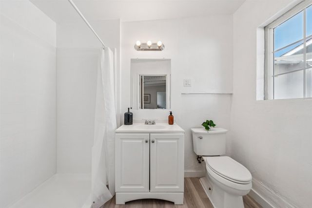 13000 Neptune Dr, San Leandro, CA 94577