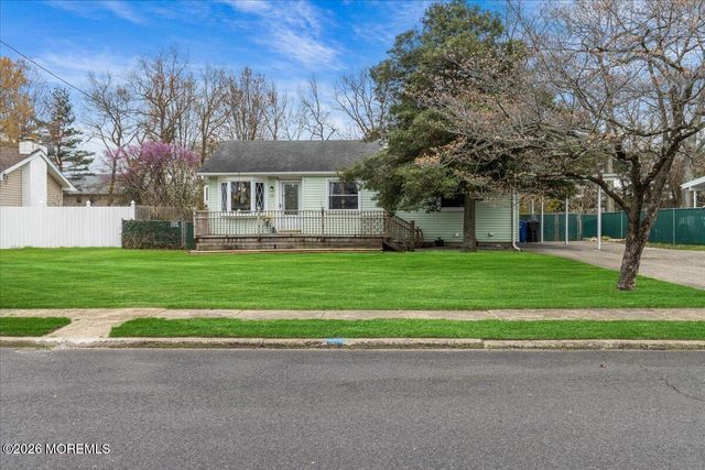 17 Chestnut Hill Drive, Toms River, NJ 08755