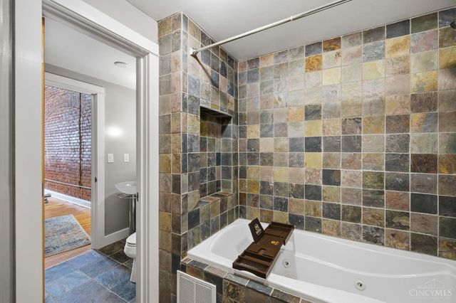 26 E Sixth Street, Cincinnati, OH 45202