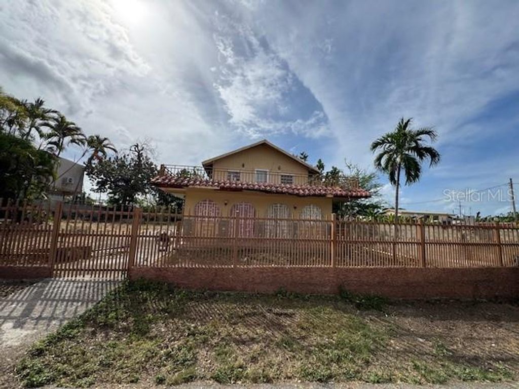 Image 3 of property listing at Calle 8 BO. PIEDRA AGUZA Casa 8, Juana Diaz, PR 00795