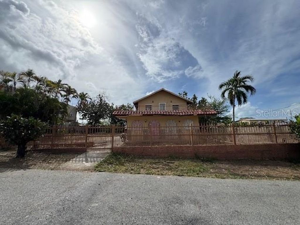 Image 5 of property listing at Calle 8 BO. PIEDRA AGUZA Casa 8, Juana Diaz, PR 00795