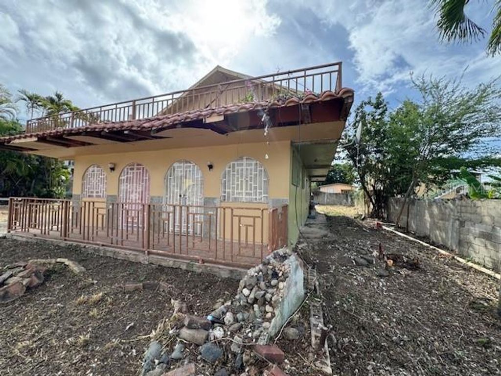 Image 7 of property listing at Calle 8 BO. PIEDRA AGUZA Casa 8, Juana Diaz, PR 00795