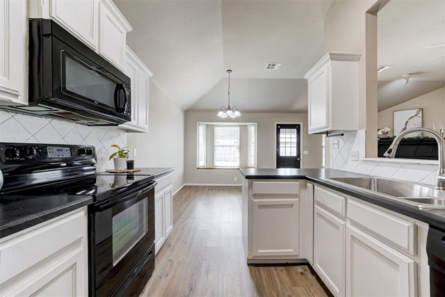 508 Manhattan Drive, Moore, OK 73160