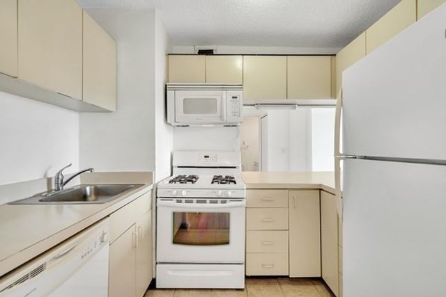 44 Washington St 1103, Brookline, MA 02445