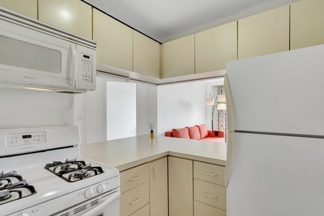 44 Washington St 1103, Brookline, MA 02445