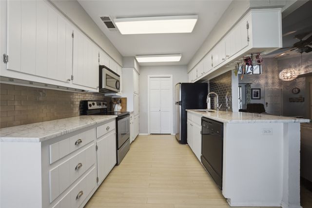 116 Camino Robles Street, Gun Barrel City, TX 75156