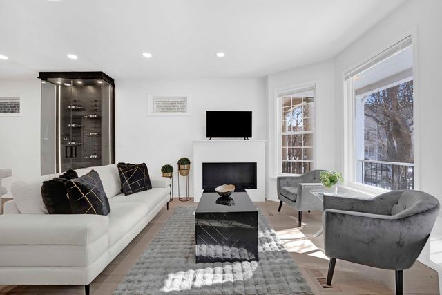 1910 W George Street, Chicago, IL 60657