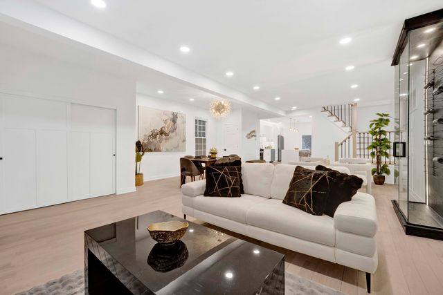 1910 W George Street, Chicago, IL 60657