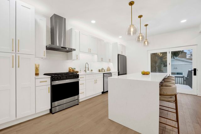 1910 W George Street, Chicago, IL 60657