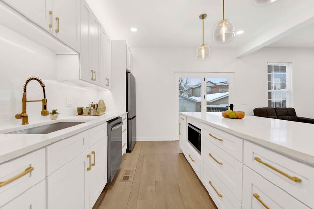 1910 W George Street, Chicago, IL 60657