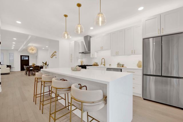 1910 W George Street, Chicago, IL 60657