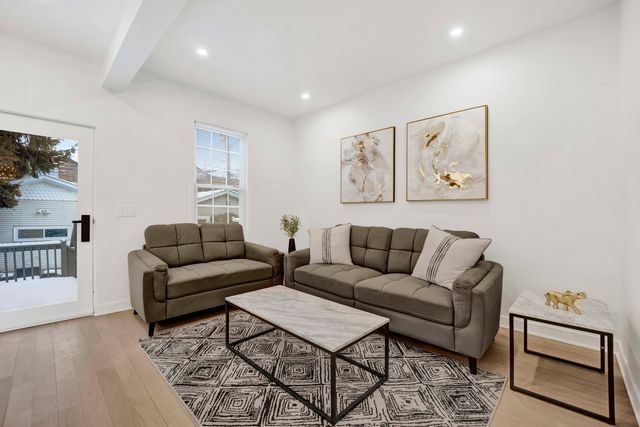 1910 W George Street, Chicago, IL 60657