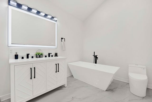 1910 W George Street, Chicago, IL 60657