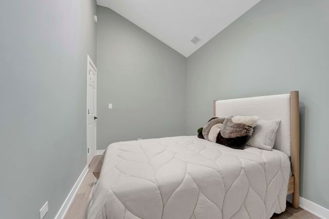 1910 W George Street, Chicago, IL 60657