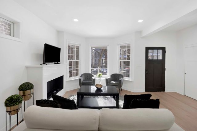 1910 W George Street, Chicago, IL 60657