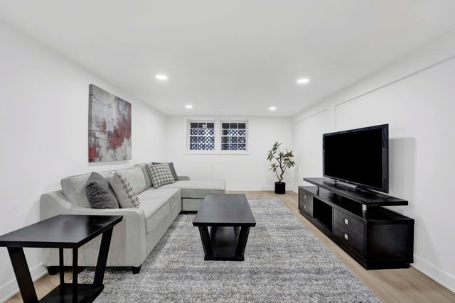 1910 W George Street, Chicago, IL 60657