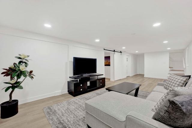 1910 W George Street, Chicago, IL 60657