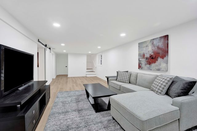 1910 W George Street, Chicago, IL 60657