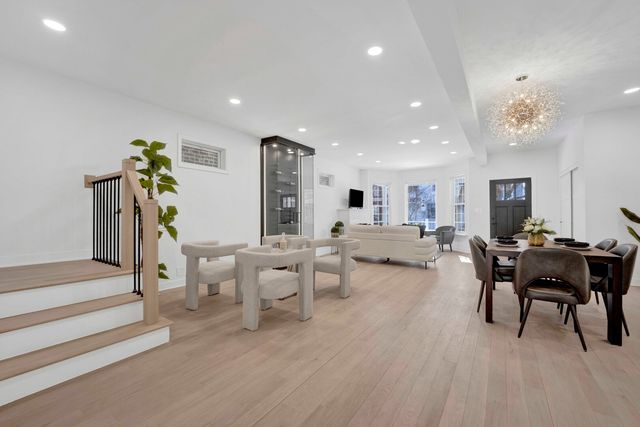 1910 W George Street, Chicago, IL 60657