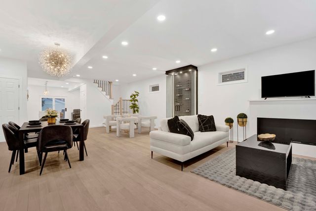 1910 W George Street, Chicago, IL 60657