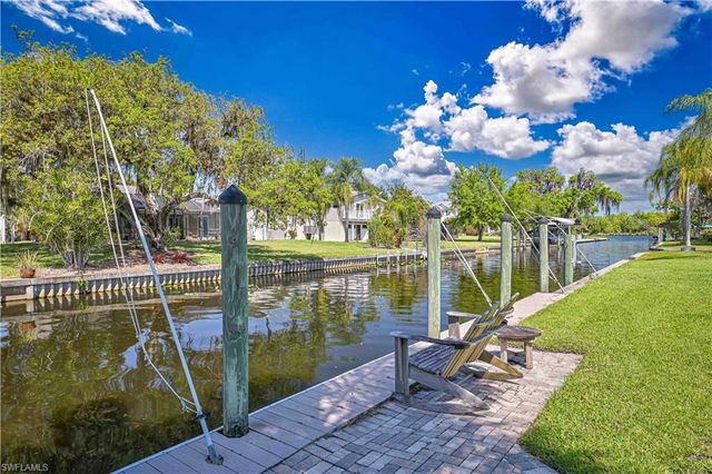 1910 Oak DR, Alva, FL 33920