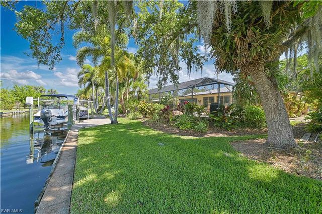 1910 Oak DR, Alva, FL 33920