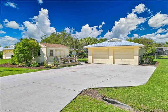 1910 Oak DR, Alva, FL 33920